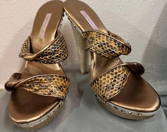 Sandalias de plataforma vintage con estampado de serpiente de Tony Keuylian / Mules de cuero color bronce dorado / Tacones con tachuelas llamativas / Sandalias de diseñador estilo Y2K