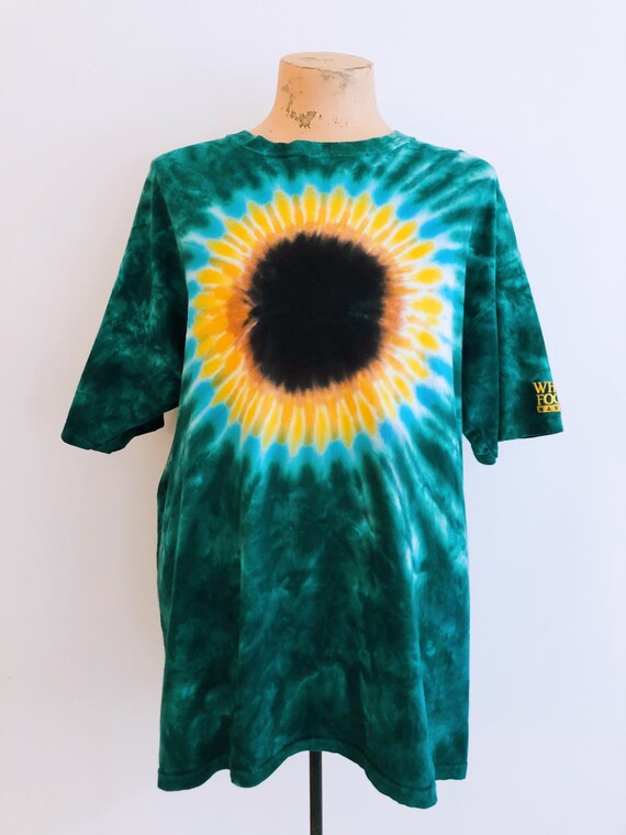 T-shirt tie-dye in green and sunflower pattern
