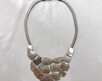 Collana vintage in argento con un tocco di stile / Collana a bavaglino spessa / Collana in metallo grunge / Collana a strati stile Y2K / Collana girocollo vistosa