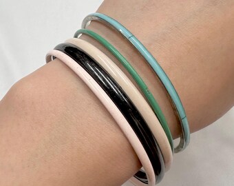 Vintage geëmailleerde armbandenset | 5 stapelbare armbanden | Zwart Blush Roze Blauw Groen Beige | Minimale retro-sieraden