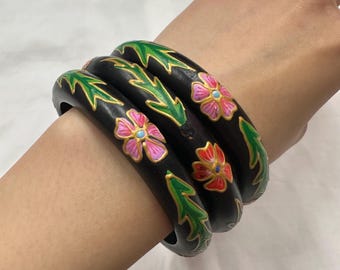 Conjunto de 3 brazaletes de madera vintage pintados a mano con motivos florales / Brazaletes apilables con estampado floral negro / Joyería estilo boho cottagecore
