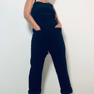 Exclusivité Liberty&#39;s Heart - Combi-pantalon bleu nuit en velours côtelé à bretelles croisées