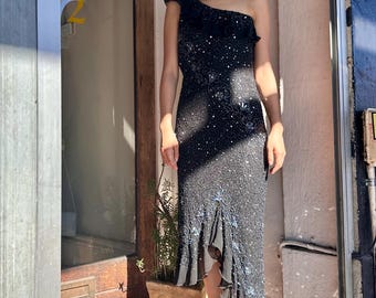 Vestido vintage de seda negro con un solo hombro adornado