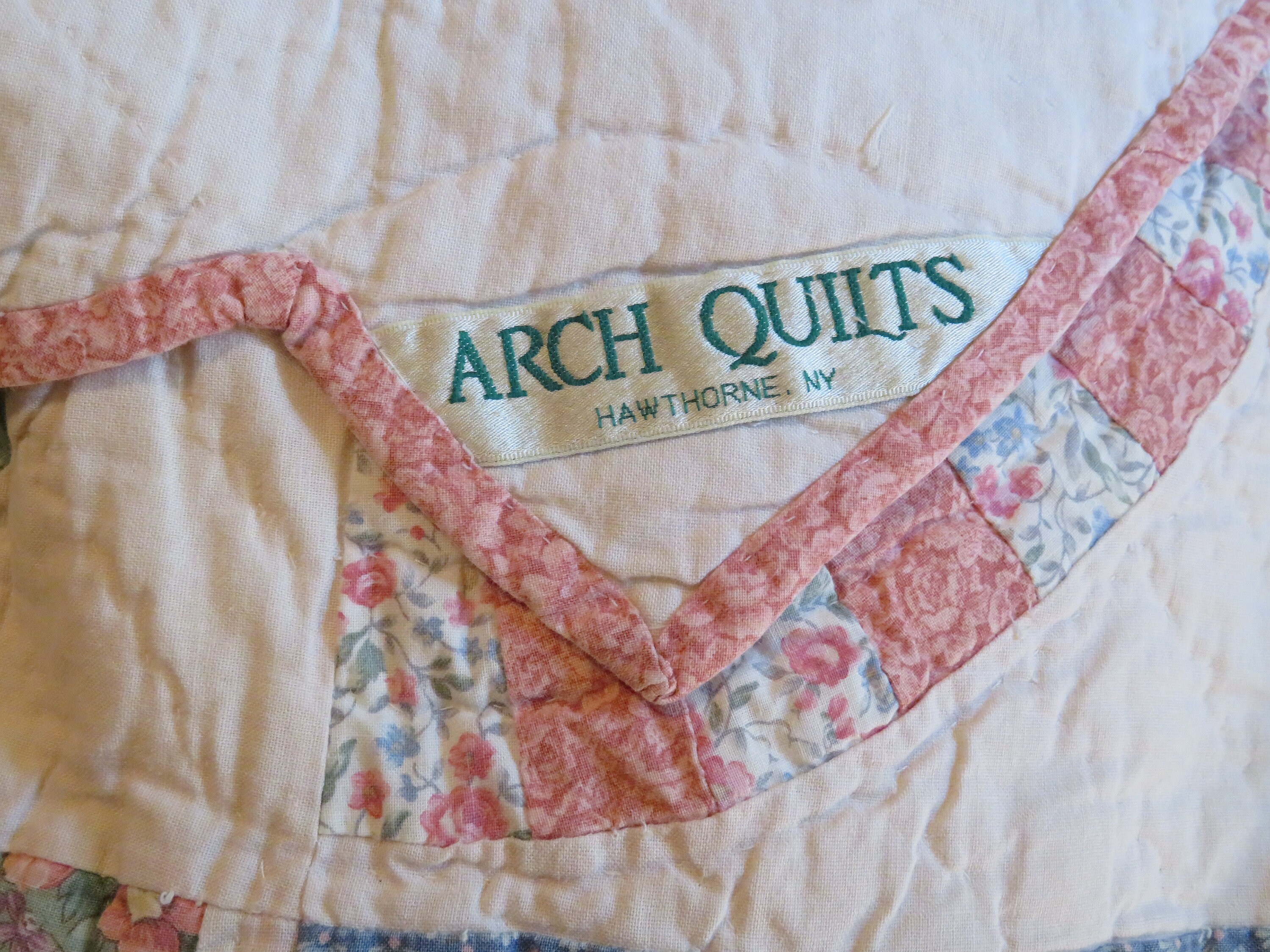 VINTAGE SCALLOP EDGE ARCH QUILTS HAWTHORNE NY QUILT 80 X 80, 45 OFF