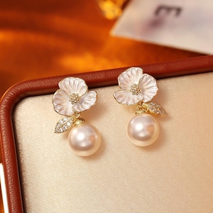Pearl Flower Stud Earrings/Elegant Floral Earrings For Women/Gold Leaf Bridal Earrings/Dainty Pearl Wedding Jewelry/Anniversary Gift For Her
