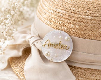 Gepersonaliseerde hoedspeld met naam, broche van parelschelp, accessoire op maat voor strohoed