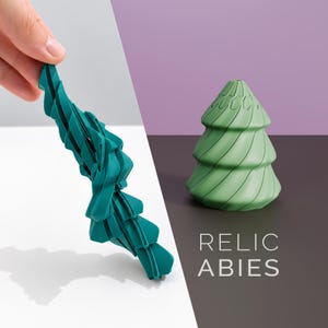Puede incluir: Un objeto flexible de color verde azulado oscuro estilo acordeón con estructura en capas y una figura de árbol de color verde claro en forma de cono con textura en espiral. El texto RELIC ABIES está impreso en blanco bajo el árbol.