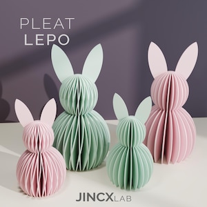 Könnte beinhalten: Vier Papierhasen-Skulpturen in Pastellfarben. Zwei sind rosa und zwei sind mintgrün. Die Hasen haben ein plissiertes Design und stehen auf einer weißen Oberfläche vor einem lila Hintergrund. Der Text "PLEAT LEPO" und "JINCXLAB" ist sichtbar.