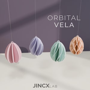 Puede incluir: Cuatro adornos colgantes abstractos en forma de huevo en colores pastel: rosa, lavanda, verde menta y melocotón. Los adornos tienen un diseño geométrico y en capas. El texto "ORBITAL VELA" se muestra encima de los adornos y el logotipo "JINCXLAB" en la parte inferior.