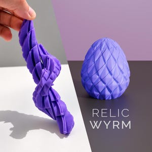 Könnte beinhalten: Ein violettes, 3D-gedrucktes, bewegliches Spielzeug mit einem segmentierten, spiralförmigen Körper und einer passenden eiförmigen Hülle. Der Text RELIC WYRM ist in Weiß unter dem Ei gedruckt. Das Spielzeug hat ein schuppenartiges Muster.