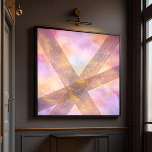 Puede incluir: Impresión artística abstracta en un marco negro. La obra presenta líneas diagonales que se cruzan en tonos de morado, dorado y gris sobre un fondo suave, similar a una acuarela, de tonos rosas y amarillos. La pieza está montada en una pared gris oscuro.