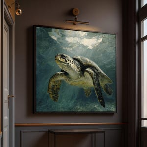 Puede incluir: Una impresión artística en lienzo cuadrada enmarcada que representa una tortuga marina nadando bajo el agua. La tortuga tiene un caparazón moteado verde y marrón sobre un fondo azul-verdoso con rayos de luz.
