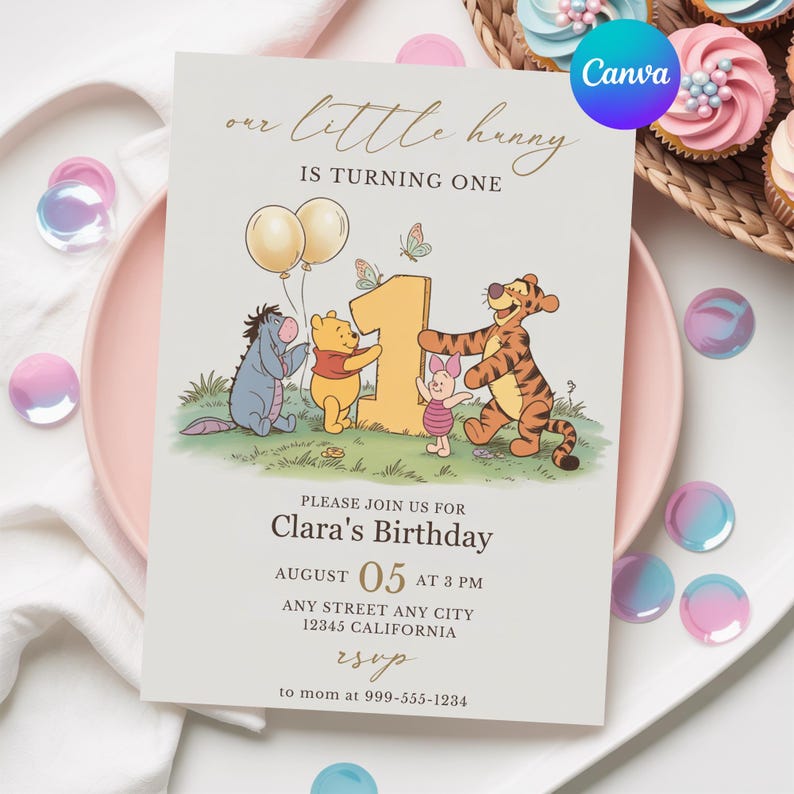 Op de afbeelding: Een verjaardagsuitnodiging met Winnie de Poeh-personages. De uitnodiging luidt "Our little hunny is turning one" met de naam "Clara's Birthday" en evenementdetails. Het ontwerp bevat illustraties van Poeh, Knorretje, Tijger en Iejoor.