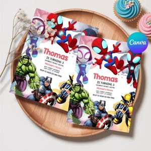 Könnte beinhalten: Zwei Geburtstagseinladungen zum Thema Superhelden mit Spider-Man, Hulk und anderen Charakteren. Die Einladungen liegen auf einem Holztablett, mit Cupcakes im Hintergrund. Der Text lautet "Thomas wird 3."