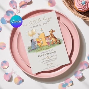 Op de afbeelding: Een verjaardagsuitnodiging met Winnie de Poeh-personages, waaronder Poeh, Knorretje, Teigetje en Iejoor, met de tekst "our little hunny is turning one". De uitnodiging ligt op een roze bord met confetti en een cupcake.