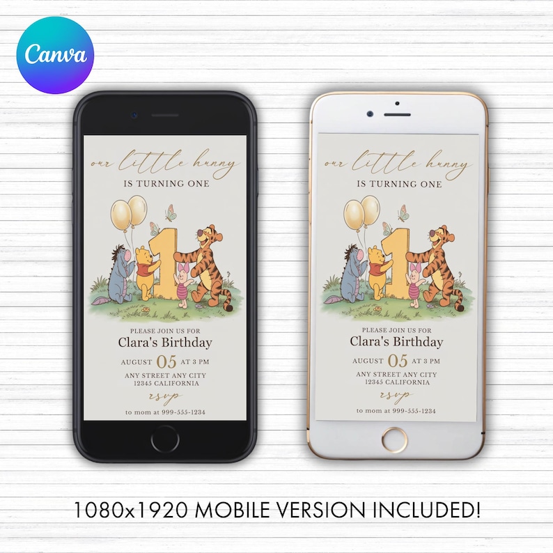 Op de afbeelding: Twee smartphones tonen een verjaardagsuitnodiging met Winnie de Poeh-personages. De uitnodiging luidt "Our Little Hunny is Turning One" en bevat de datum, tijd en RSVP-gegevens. De tekst "1080x1920 MOBILE VERSION INCLUDED!" is ook aanwezig.