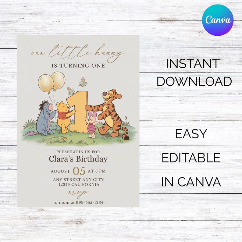 Op de afbeelding: Een lichtbeige verjaardagsuitnodiging met Winnie de Poeh-personages. De uitnodiging bevat de tekst "our little henny is turning one" en details voor Clara's verjaardag, inclusief datum, tijd en locatie. De woorden "Instant Download, Easy, Editable, in Canva" zijn ook opgenomen.