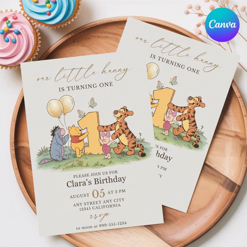 Op de afbeelding: Twee Winnie de Poeh-thema verjaardagsuitnodigingen. De uitnodigingen bevatten illustraties van Poeh, Knorretje, Teigetje en Iejoor. De tekst luidt "our little hunny is turning one" en bevat feestdetails. De uitnodigingen liggen op een houten dienblad.