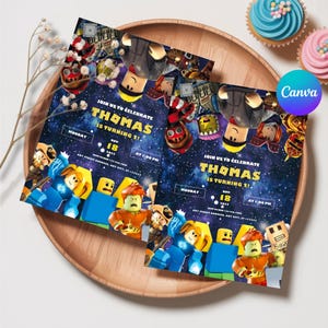 Puede incluir: Dos tarjetas de invitación de cumpleaños con temática espacial y personajes de Roblox. El texto dice "¡Únete a nosotros para celebrar los 21 años de Thomas!" con la fecha y la hora. Las tarjetas están sobre una bandeja de madera con cupcakes.