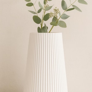 Minimalist White 3D Printed Vase – Scandinavian Home Decor, Modern Flower Vase, Gift for Her, Nordic Style Vase with Textured Grooves (18cm)