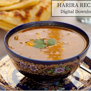 Pode incluir: Uma tigela de sopa Harira, um prato marroquino tradicional, é o ponto focal. A sopa está numa tigela azul com desenhos florais, colocada num prato a condizer. A imagem inclui o texto "HARIRA RECIPE Digital Download".