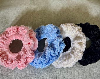 Scrunchie all'uncinetto in ciniglia – elastico per capelli fatto a mano
