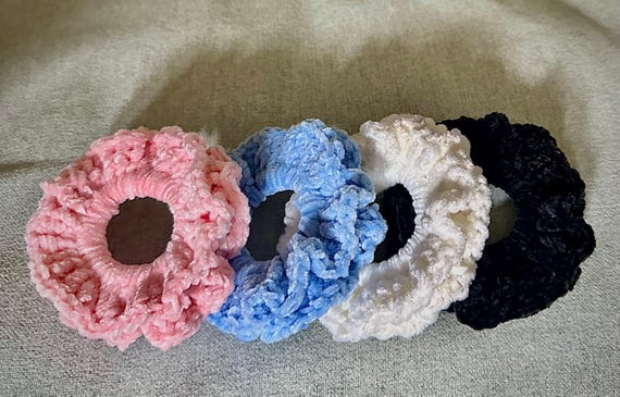 Scrunchie all’uncinetto in ciniglia – elastico per capelli fatto a mano