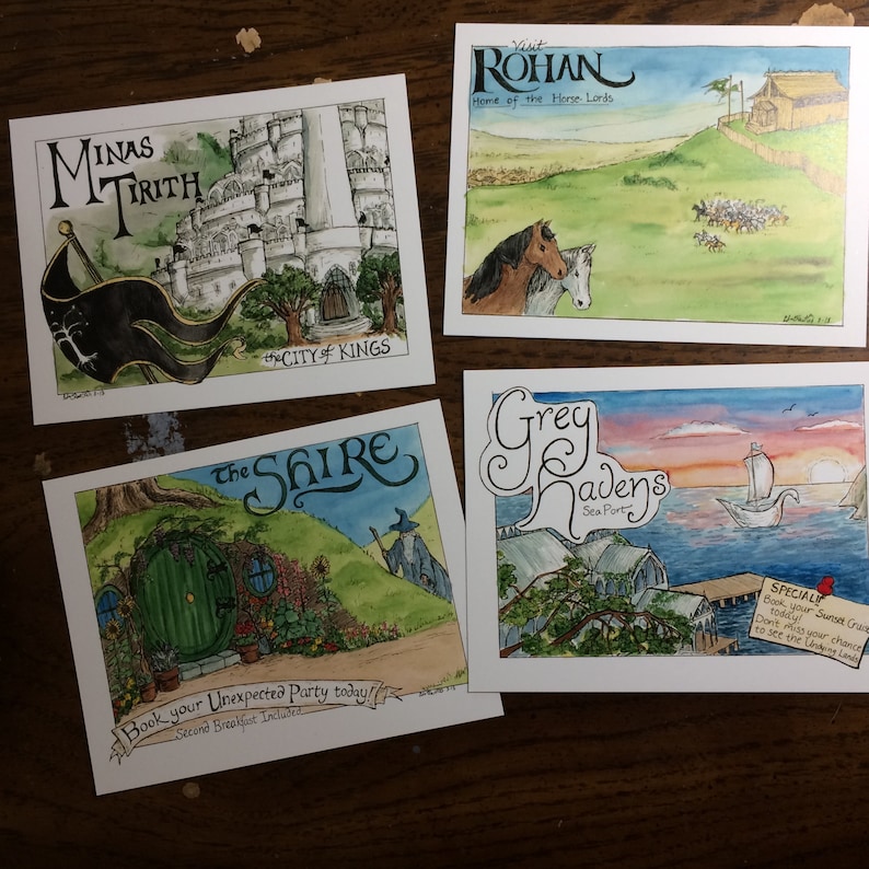 K&ouml;nnte beinhalten: Vier illustrierte Postkarten mit Szenen aus Der Herr der Ringe. Die erste Postkarte zeigt Minas Tirith, die zweite Rohan, die dritte das Auenland und die vierte die Grauen H&auml;fen. Jede Postkarte ist im Aquarellstil gehalten und enth&auml;lt Text.