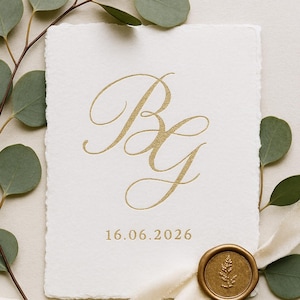以下が含まれることがあります： クリーム色の招待状。 金色のカリグラフィーで「Bg」のイニシャルと日付「16.06.2026」が書かれています。カードはユーカリの葉と葉のデザインの金色のワックスシールで飾られており、結婚式のテーマを示唆しています。