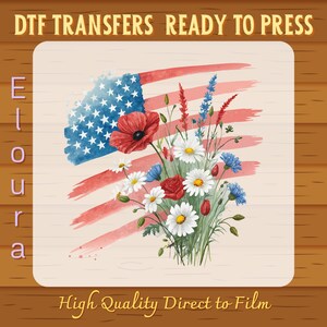 Op de afbeelding: DTF-transferontwerp met een Amerikaanse vlag en een bloemenboeket. De bloemen zijn rode klaprozen, witte madeliefjes, blauwe korenbloemen en rode rozen. De tekst luidt "DTF TRANSFERS READY TO PRESS" en "High Quality Direct to Film".