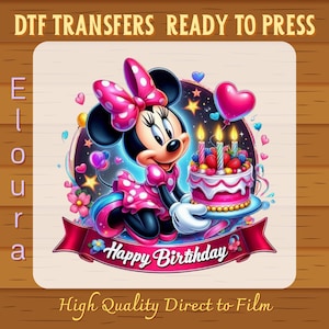 Op de afbeelding: Een kleurrijke DTF-transfer met Minnie Mouse die een verjaardagstaart met brandende kaarsen vasthoudt. Minnie Mouse draagt een roze jurk met stippen en een strik. De woorden "Happy Birthday" staan op een banner. De tekst bevat "DTF Transfers Ready to Press" en "High Quality Direct to Film".