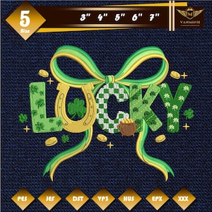 Może przedstawiać: Haftowany wzór z napisem "LUCKY", podkową, koniczyną i garnkiem złota. Projekt wykorzystuje kolory zielony i złoty na ciemnoniebieskim tle. Rozmiar to 12,7 cm.