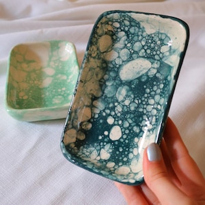 Keramische schaal met noppenglazuur | Zeephouder, sieradenbakje of lepelhouder