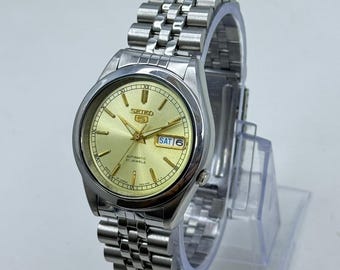 Vintage Seiko 5 -  Automatic Men's Wristwatch Day Date Vintage Japanese