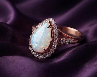 Anillo de compromiso con ópalo en forma de pera, plata chapada en oro de 14 quilates y halo de plata. Un delicado regalo de joyería bohemia.