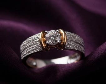 Anillo redondo de moissanita natural en plata chapada en oro de 14 quilates. Elegante anillo llamativo. Regalo de compromiso.