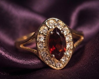 Anillo con halo de granate marquesa y baño de oro de 14 quilates en plata, un elegante regalo para ella.