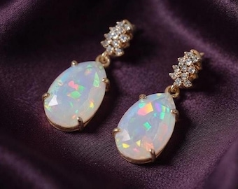 Pendientes colgantes de ópalo en forma de pera en plata chapada en oro de 14 quilates. Un delicado regalo minimalista para aniversarios.