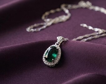 Collar con colgante ovalado de esmeralda en plata bañada en oro de 14 quilates, un regalo de compromiso elegante y atemporal para ella.