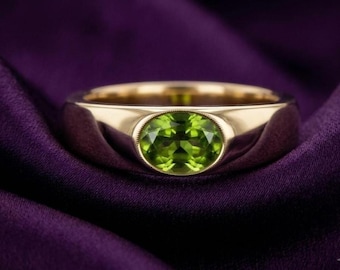 Elegante anillo ovalado de peridoto en plata bañada en oro de 14k, regalo minimalista de aniversario para ella.
