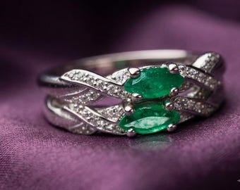 Delicado anillo de esmeralda talla marquesa en plata bañada en oro de 14 quilates. Regalo único de aniversario.