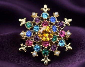 Broche multicolor hecho a mano con piedras preciosas en plata bañada en oro de 14 quilates. Joyería única y llamativa. Regalo ideal.