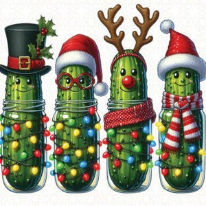 Puede incluir: Cuatro personajes de dibujos animados de pepinillos en frascos de vidrio, cada uno adornado con accesorios festivos. Uno lleva un sombrero de copa, otro un gorro de Papá Noel y gafas, un tercero tiene cuernos de reno y una nariz roja, y el último un gorro y una bufanda de Papá Noel.