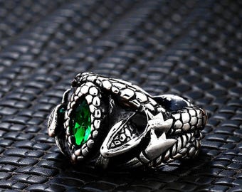 Anillo de serpiente gótico para hombre: acero en oro rosa, estilo punk, joyería llamativa.