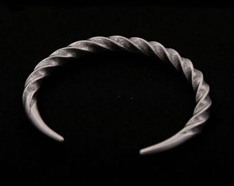 Brazalete de cuerda retorcida: brazalete de acero inoxidable estilo vikingo gótico