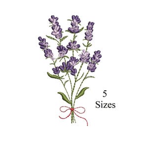 Puede incluir: Bordado de un ramo de lavanda con flores moradas, tallos y hojas verdes, atado con una cinta roja. El texto "5 Tamaños" se muestra en fuente negra, indicando las opciones de tamaño disponibles para el diseño. El diseño está sobre un fondo blanco.