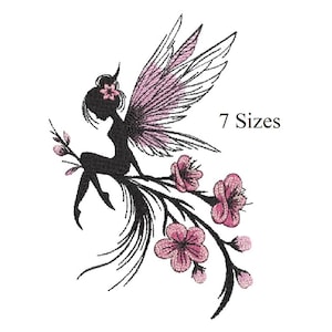 Könnte beinhalten: Schwarze Silhouette einer Fee mit rosa Flügeln und Blumen, die auf einem Ast sitzt. Das Design enthält den Text "7 Sizes". Die Fee ist detailliert dargestellt, und die Blumen sind zartrosa.
