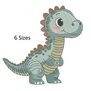 Pode incluir: Design bordado de um dinossauro de desenho animado amigável em tons de verde e marrom. O dinossauro tem um rosto sorridente, olhos grandes e uma fileira de espinhos marrons ao longo das costas. O texto "6 Tamanhos" está acima do dinossauro.