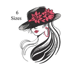 Pode incluir: Design bordado de uma mulher usando um chapéu preto adornado com duas flores rosa. A mulher tem cabelo longo, preto e branco, lábios vermelhos e brincos de argola rosa. O texto "6 Tamanhos" está acima da imagem.
