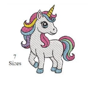 Puede incluir: Un diseño de unicornio bordado con cuerpo blanco, melena y cola coloridas y cuerno dorado. El diseño incluye el texto "7 Sizes" en fuente negra, que indica las opciones de tamaño disponibles. El unicornio está representado en una pose juguetona.